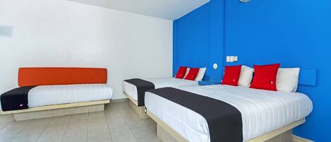 Une chambre d’hôtel avec deux lits, un ventilateur de plafond et un appareil de climatisation.