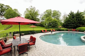 Seasonal outdoor pool - The Inn at Whitewing Farm (West Chester)