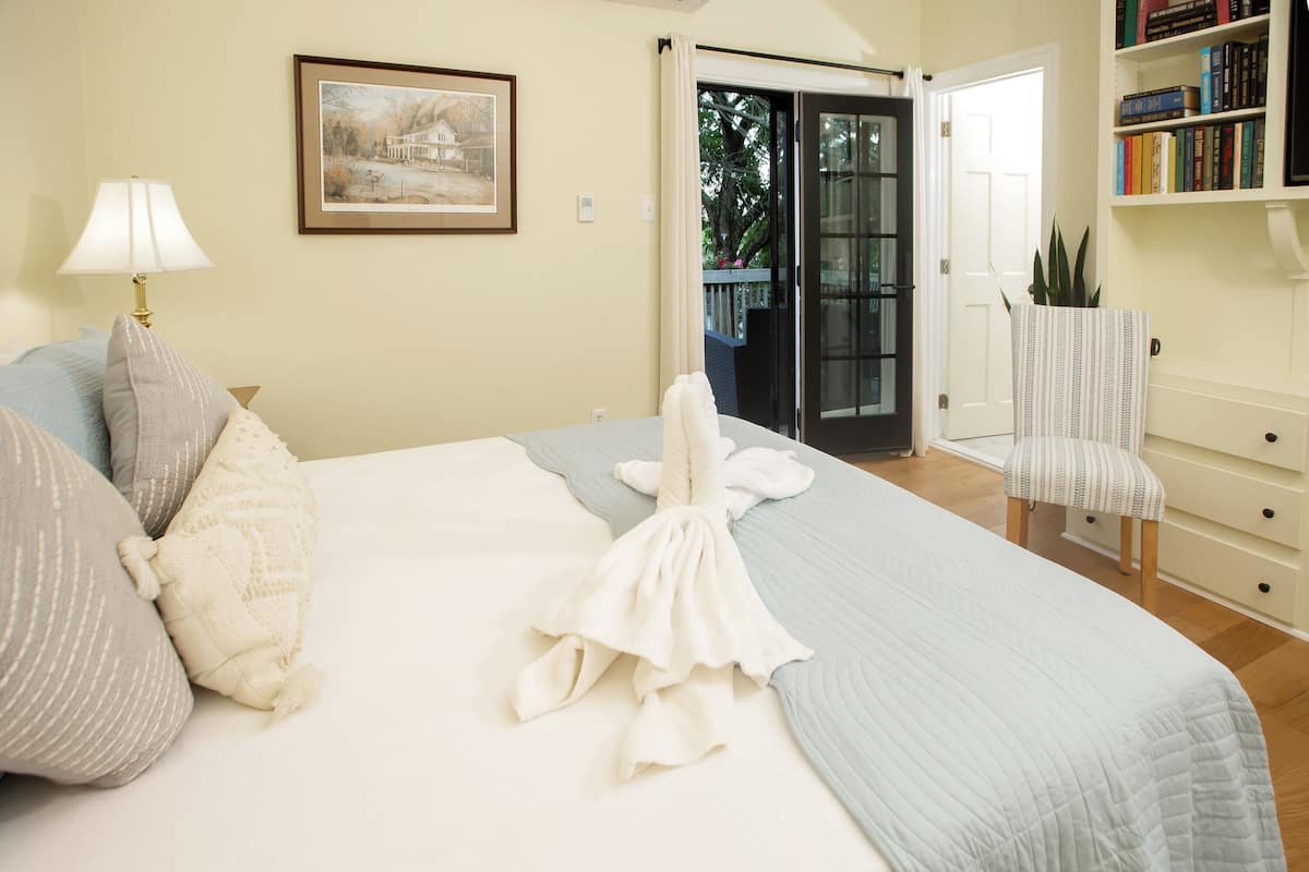 Iron/ironing board, free WiFi, bed sheets