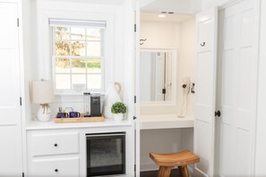 Iron/ironing board, free WiFi, bed sheets - The Inn at Whitewing Farm (West Chester)