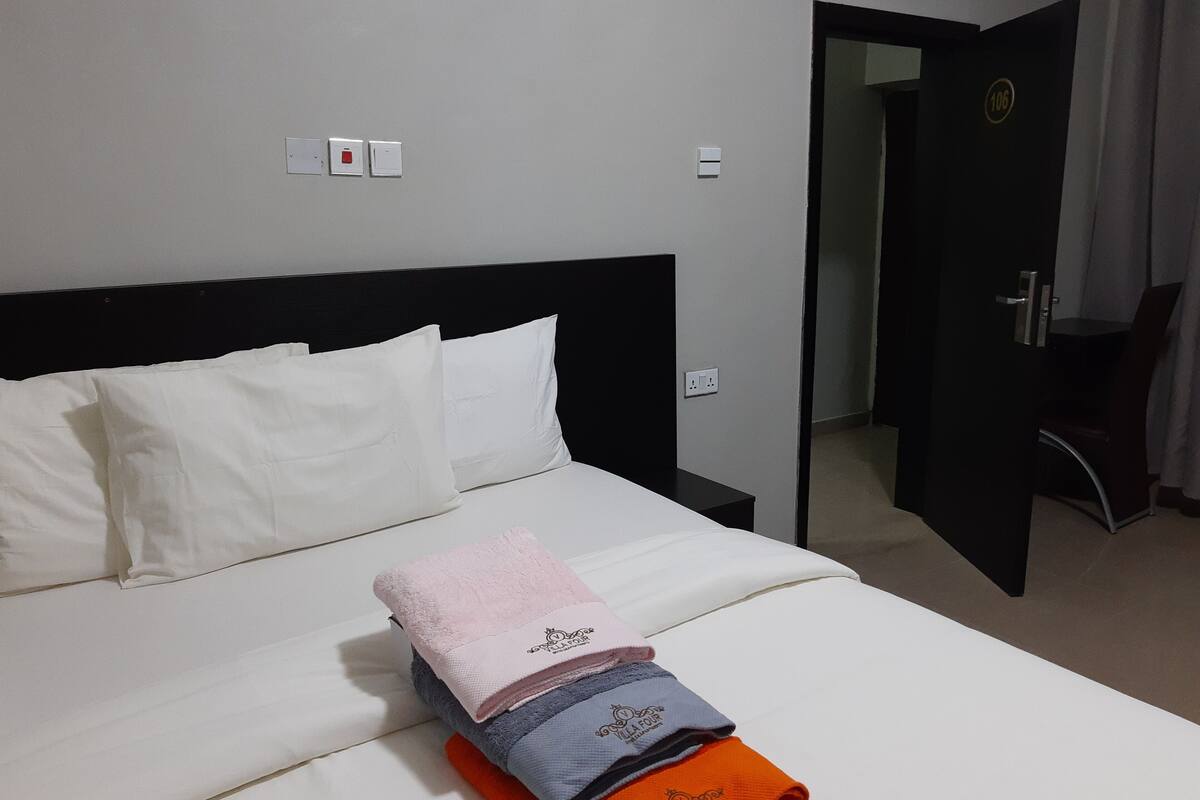 Executive Room, 1 King Bed, Non Smoking | Living area