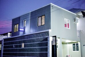 Front of property - evening/night - Villa 4 Hotels & Suites (Lekki)
