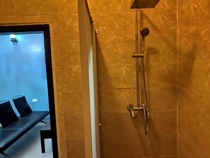 Quarto luxo, 1 cama King, para não fumantes | Banheiro | Chuveiro com efeito de chuva, produtos de toalete grátis