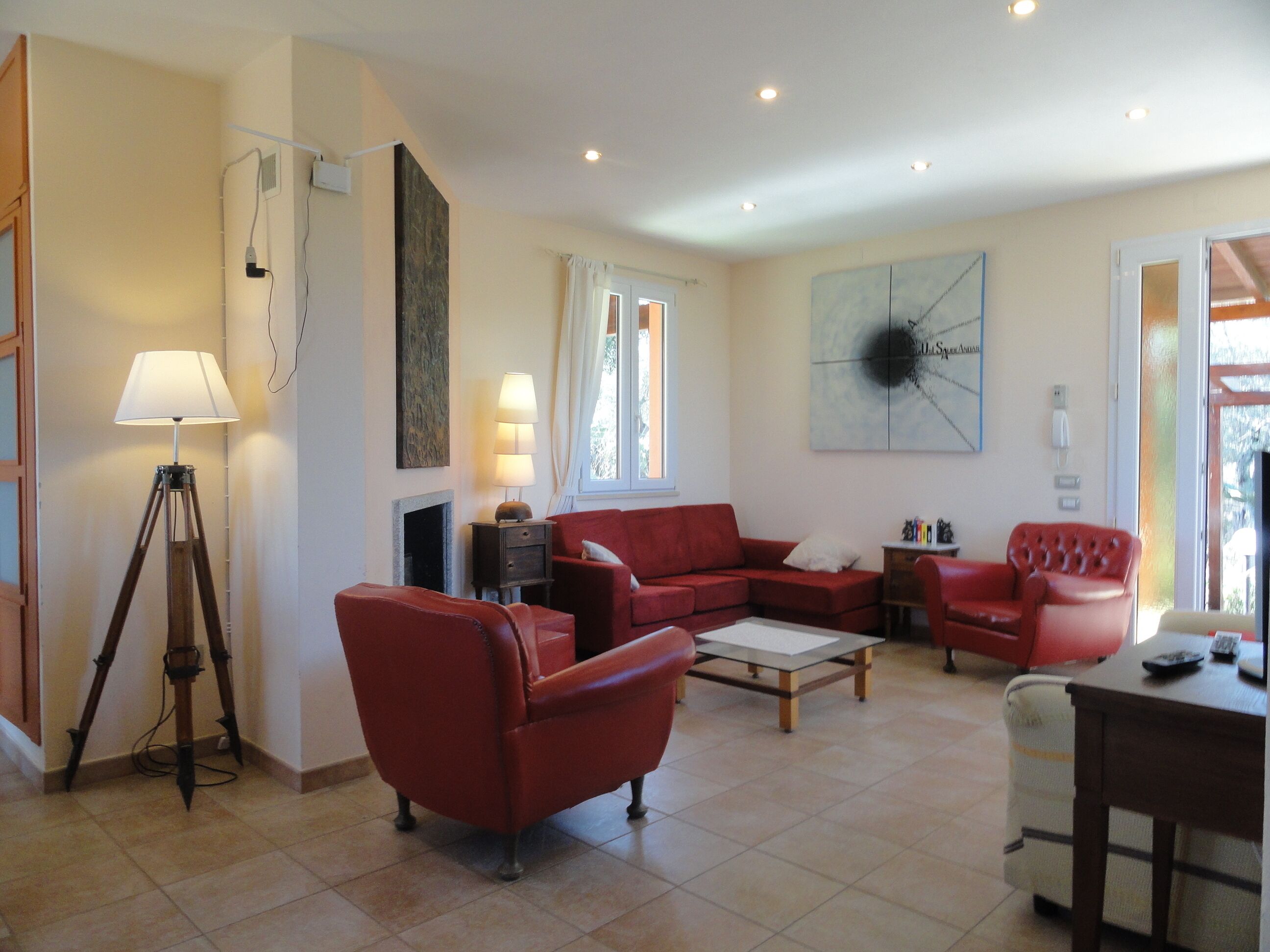 TV, fireplace, DVD player, books