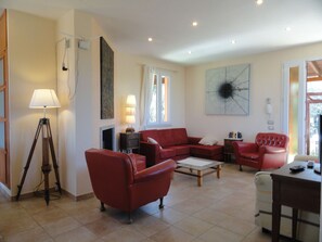 Fernseher, Kamin, DVD-Player, Bücher