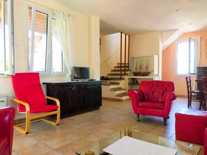 TV, fireplace, DVD player, books