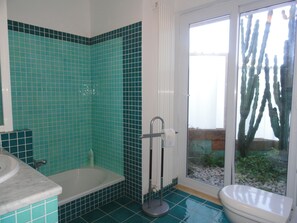 Baignoire, sèche-cheveux, bidet, serviettes fournies