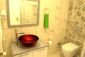 Apartament, 1 llit doble, no fumadors | Bany | Dutxa, capçal de dutxa tipus cascada i articles de tocador gratuïts 