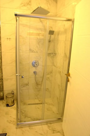Apartment, 1 Double Bed, Non Smoking | Bathroom | Shower, rainfall showerhead, free toiletries, hair dryer