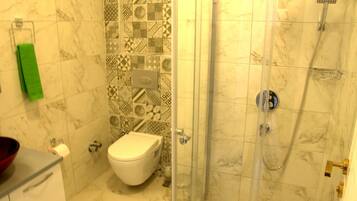 Apartment, 1 Double Bed, Non Smoking | Bathroom | Shower, rainfall showerhead, free toiletries, hair dryer