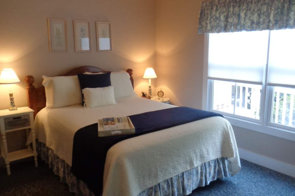 Bender Standard, 1 Queen Bed, Non Smoking | Premium bedding, pillowtop beds, individually decorated