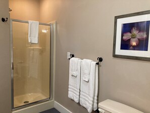 Nicholson Deluxe 1 King Bed, Non Smoking with Jaccuzzi | Bathroom | Designer toiletries, hair dryer, towels - Wampler House (Bloomington)