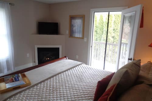 Wampler Suite, 1 King Bed, Non Smoking with Jaccuzzi | Premium bedding, pillowtop beds, individually decorated