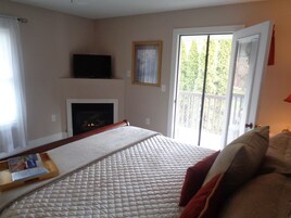 高级房, 1 张特大床, 无烟房 | 高档床上用品、加厚床垫、特色装修、特色家居