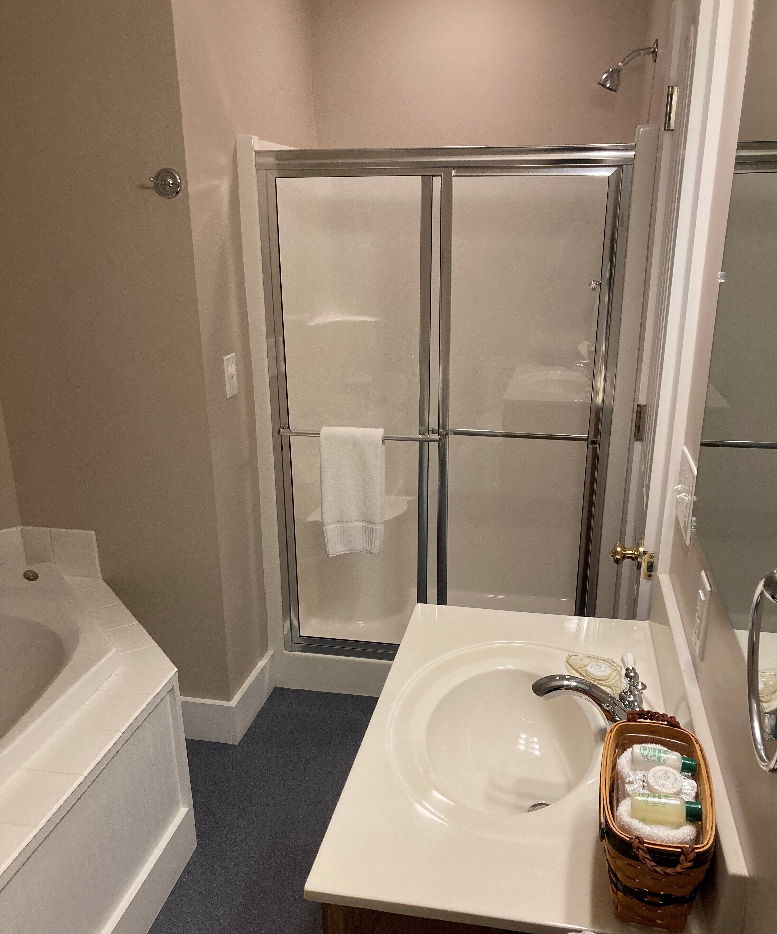 Mathers Deluxe, 1 Queen Bed, Non Smoking with Jaccuzzi | Bathroom | Designer toiletries, hair dryer, towels