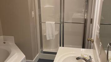 Mathers Deluxe, 1 Queen Bed, Non Smoking with Jaccuzzi | Bathroom | Designer toiletries, hair dryer, towels