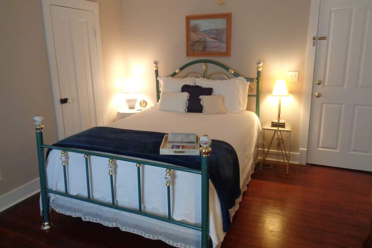 Williams Deluxe, 1 Queen Bed, Non Smoking with Jaccuzzi | Premium bedding, pillowtop beds, individually decorated