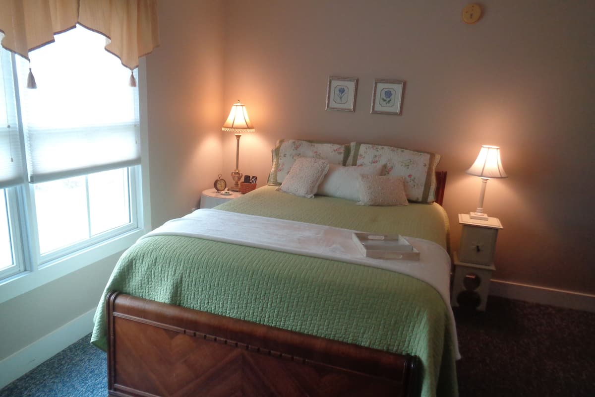Jamison Standard, 1 Queen Bed, Non Smoking | Premium bedding, pillowtop beds, individually decorated