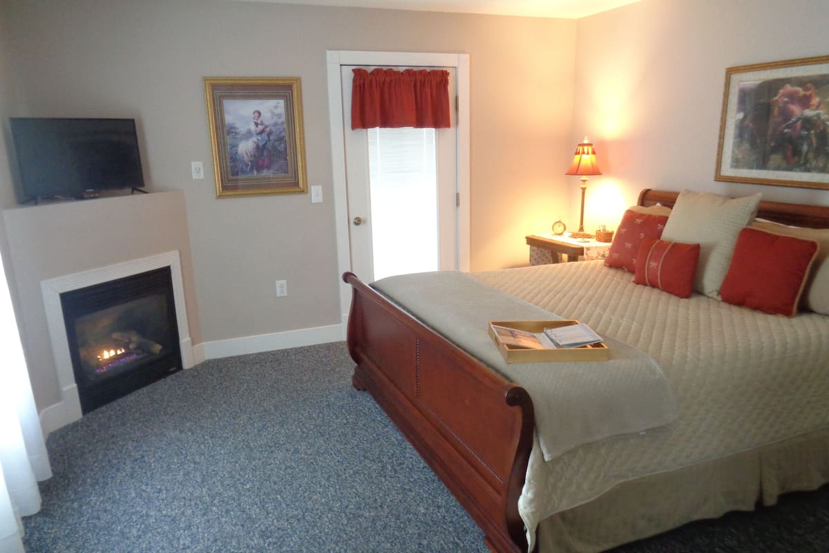 Wampler Suite, 1 King Bed, Non Smoking with Jaccuzzi | Premium bedding, pillowtop beds, individually decorated