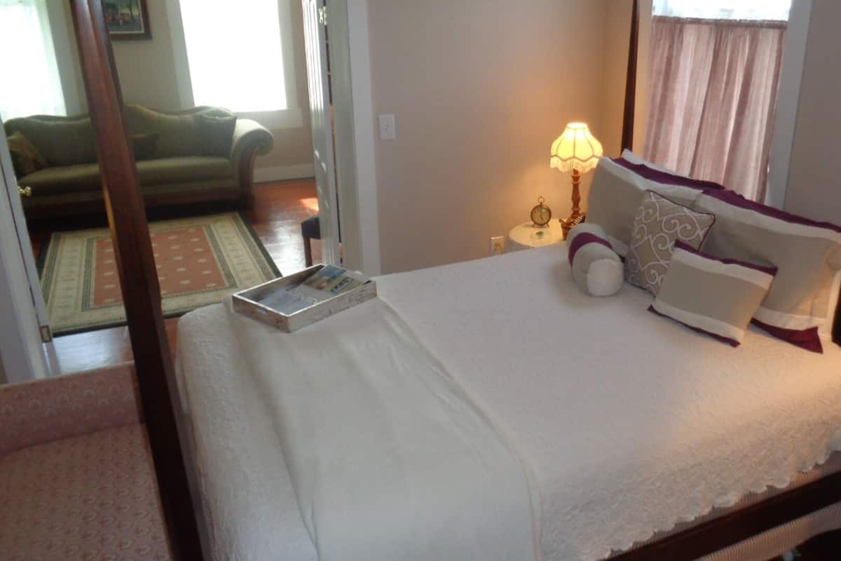 Dillman Suite, 1 Queen Bed, Non Smoking with Jaccuzzi | Premium bedding, pillowtop beds, individually decorated