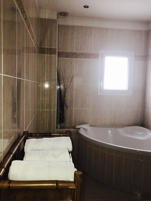 Double Room, Non Smoking | Bathroom | Bathtub, free toiletries, hair dryer, towels