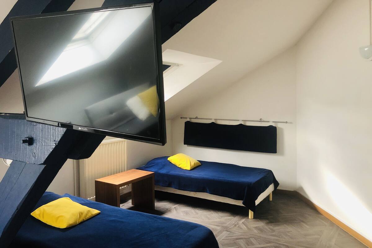 Kamar Double, Bebas Asap Rokok | Didekorasi berbeda-beda dan dilengkapi dengan perabotan berbeda-beda