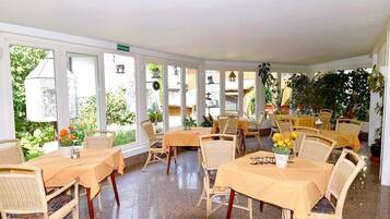 Der serveres frokost, aftensmad og regionale retter