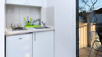 Frigorifero con congelatore, piano cottura, lavastoviglie