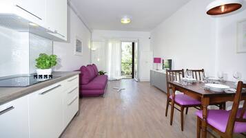 Lägenhet - utsikt mot trädgården | Vardagsrum | Platt-tv