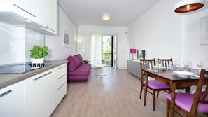 Huoneisto, näköala puutarhaan | Oleskelualue | Taulutelevisio