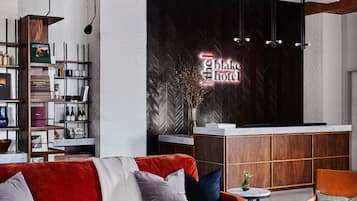 2 bars/lounges
