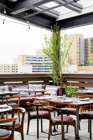 2 restaurantes; se sirven desayunos y cenas