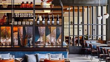 2 restaurants, breakfast served