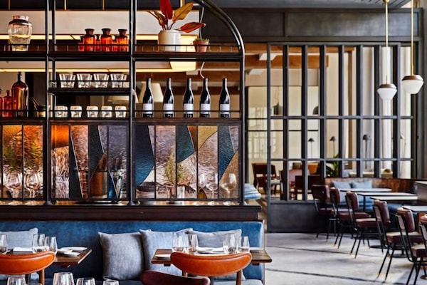 2 restaurants, breakfast served