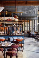 2 restaurantes, é servido café da manhã