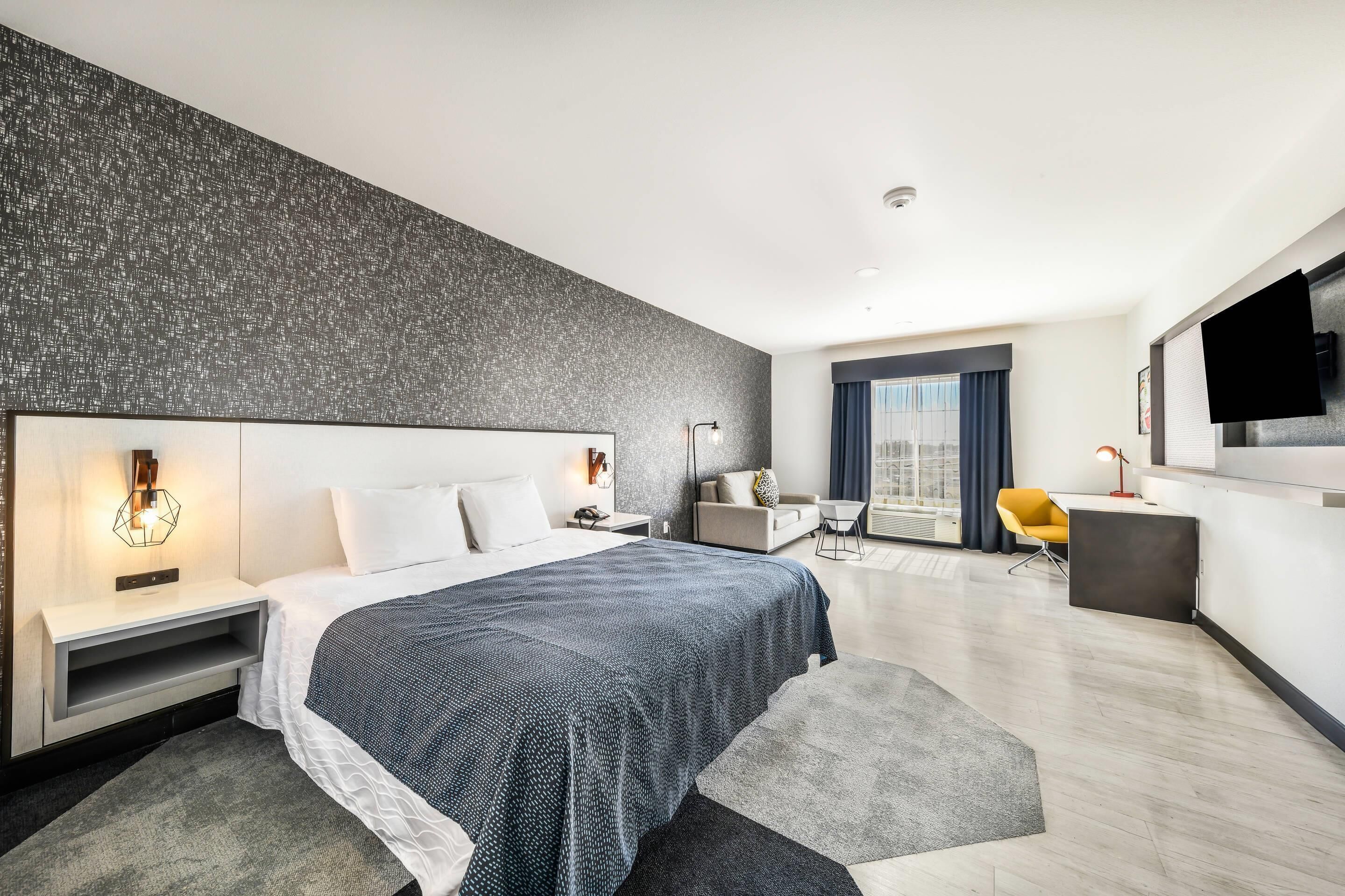 Bàn, màn/rèm cản sáng, phòng cách âm 