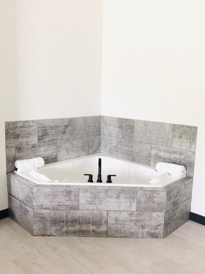 Desk, blackout drapes, soundproofing, free WiFi - Hy-Lo Hotel, an Ascend Collection Hotel (Calera)