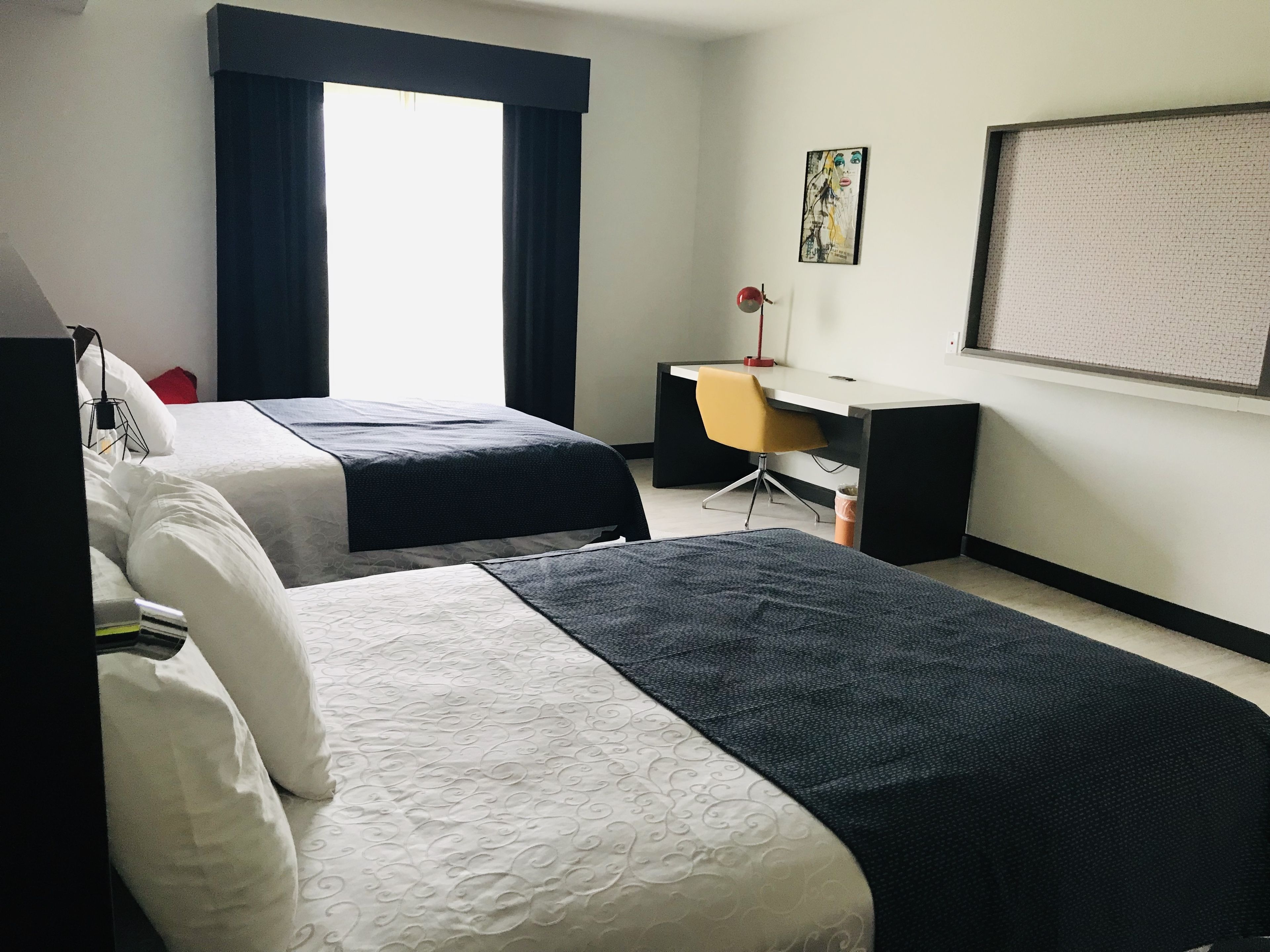 Meja kerja, tirai kedap cahaya, kedap suara, dan Wi-Fi gratis