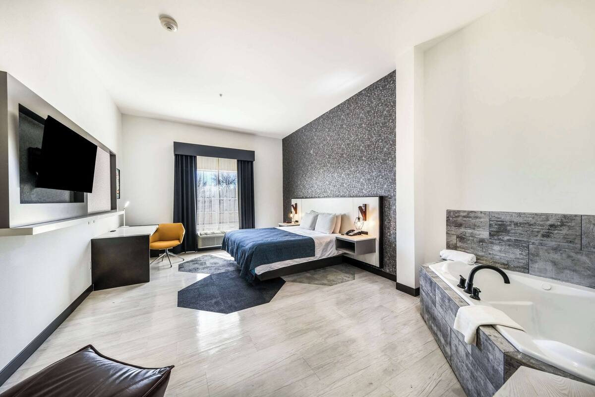 desk, blackout curtains, soundproofing, free wifi