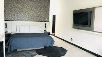 Escritorio, cortinas blackout, sistema de insonorización y wifi gratis