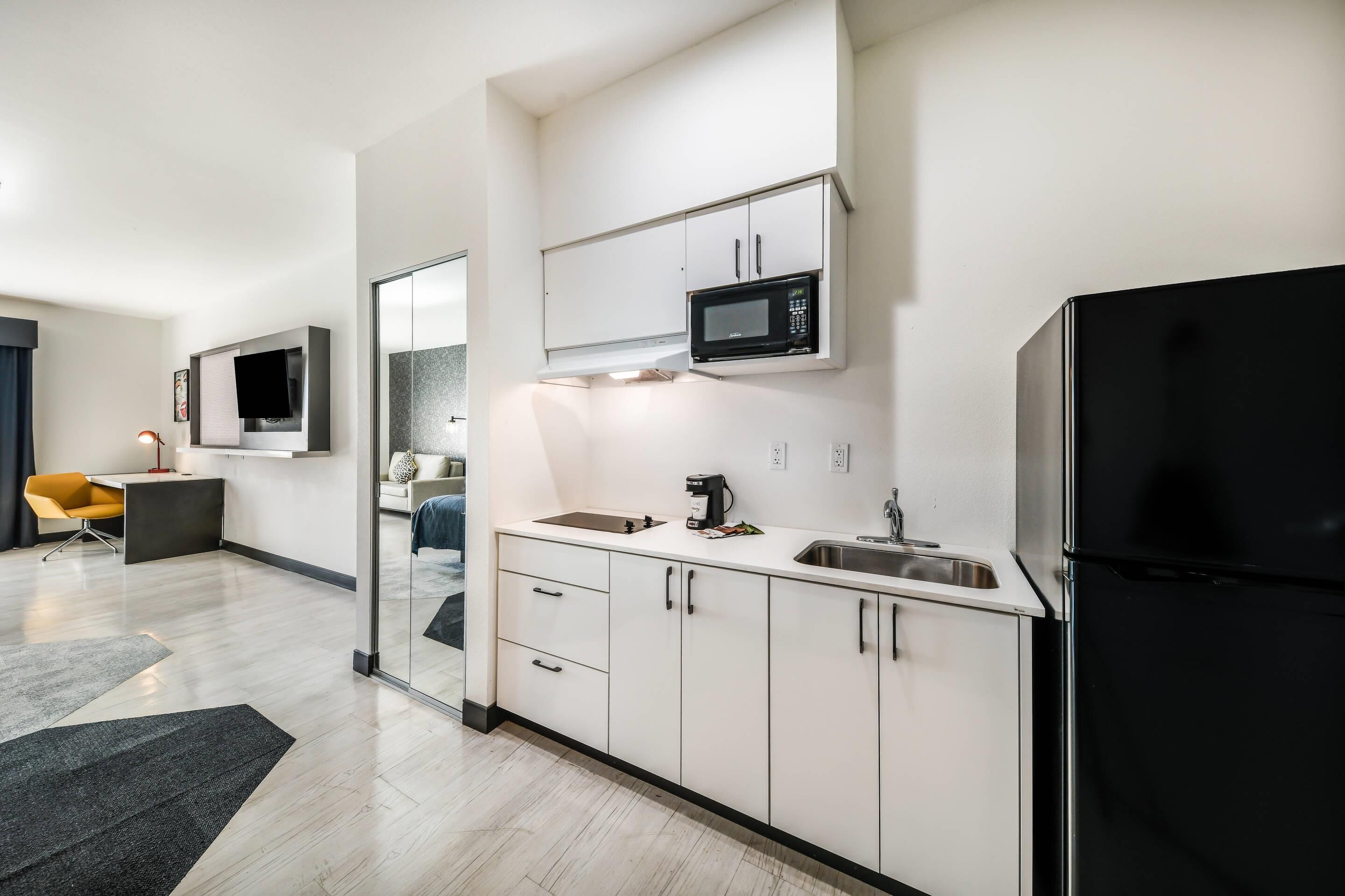 مكتب وستائر تعتيم وتجهيزات عازلة للصوت وواي فاي مجانًا