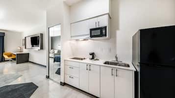 Escritorio, cortinas blackout, sistema de insonorización y wifi gratis