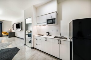 Een bureau, verduisterende gordijnen, geluiddichte muren, gratis wifi