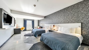 Escriptori, cortines opaques i habitacions insonoritzades