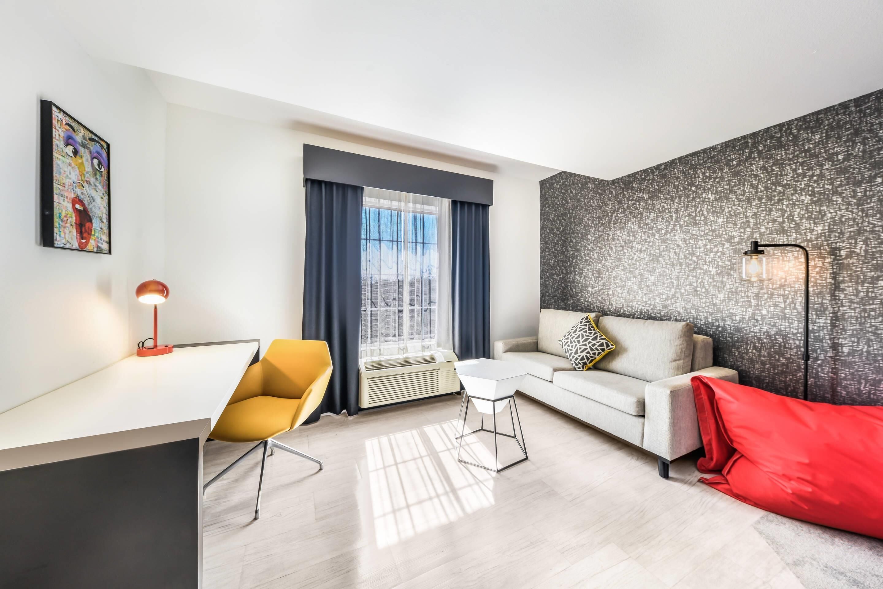 Escritorio, cortinas blackout, insonorización y wifi gratis 