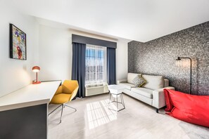 Skrivebord, blendingsgardiner, lydisolert og wi-fi (inkludert)