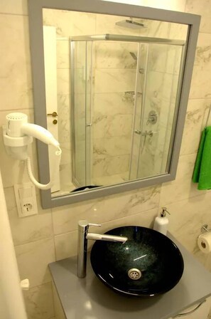 Apartment | Badezimmer | Dusche, kostenlose Toilettenartikel, Haartrockner, Hausschuhe