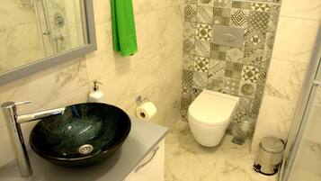 Căn hộ | Phòng tắm | Buồng tắm vòi sen, đồ dùng nhà tắm miễn phí, máy sấy tóc