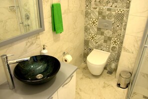 Apartment | Bathroom | Shower, free toiletries, hair dryer, slippers - Konukevim Mesrutiyet Studio 2 (Ankara)