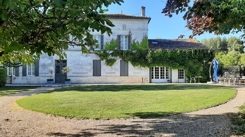 Superbe maison du XVIIIe siècle située dans des jardins  sud avec piscine privée